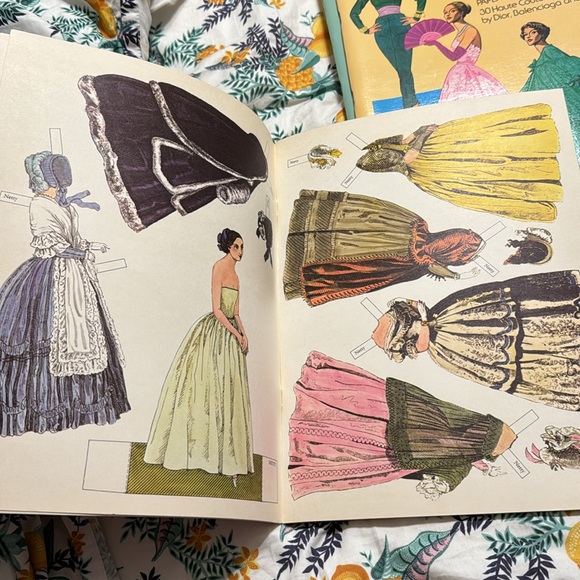 ✨ Lot of 6 Vintage Paper Doll Books - Picture 7 of 10